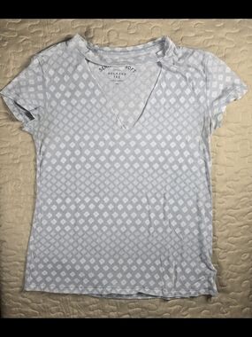 Aeropostale Light Gray V-Neck Short Sleeve Tee with Geometric Print